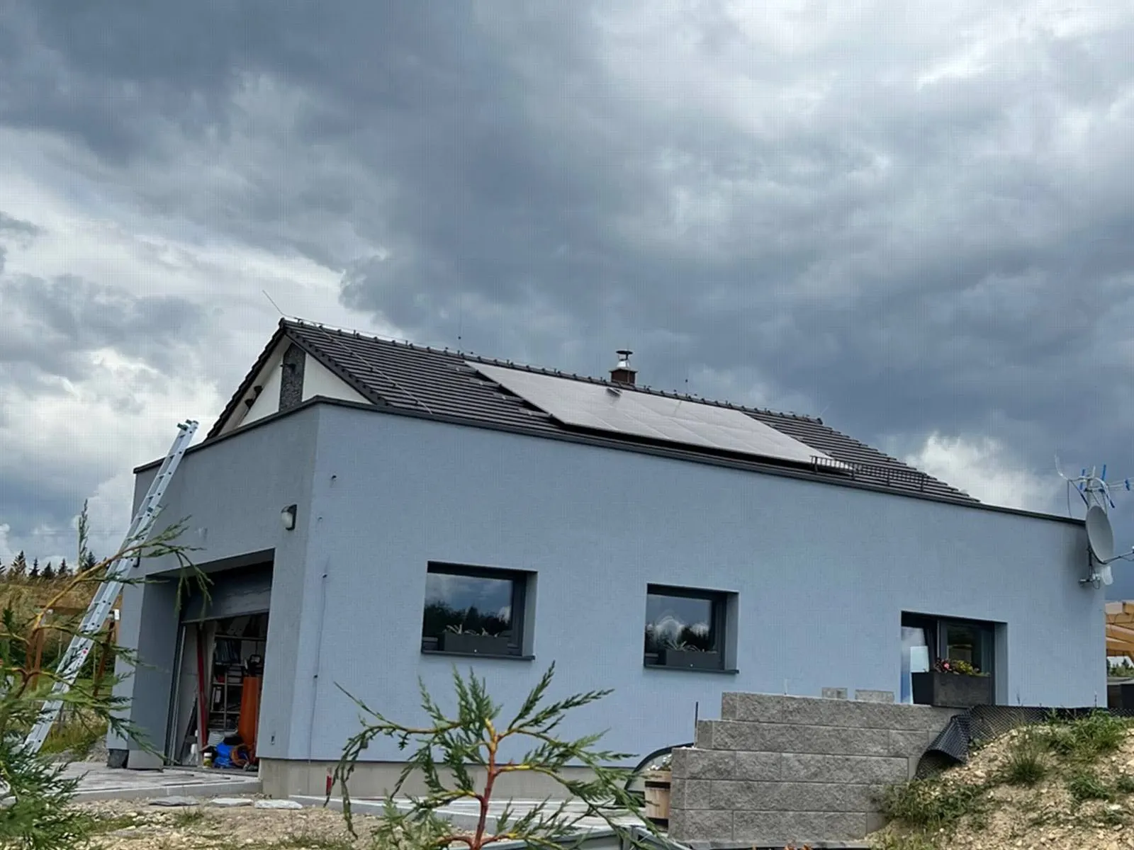 Hradec Králové – Výkon 9,79 kWp, Baterie 18 kWh