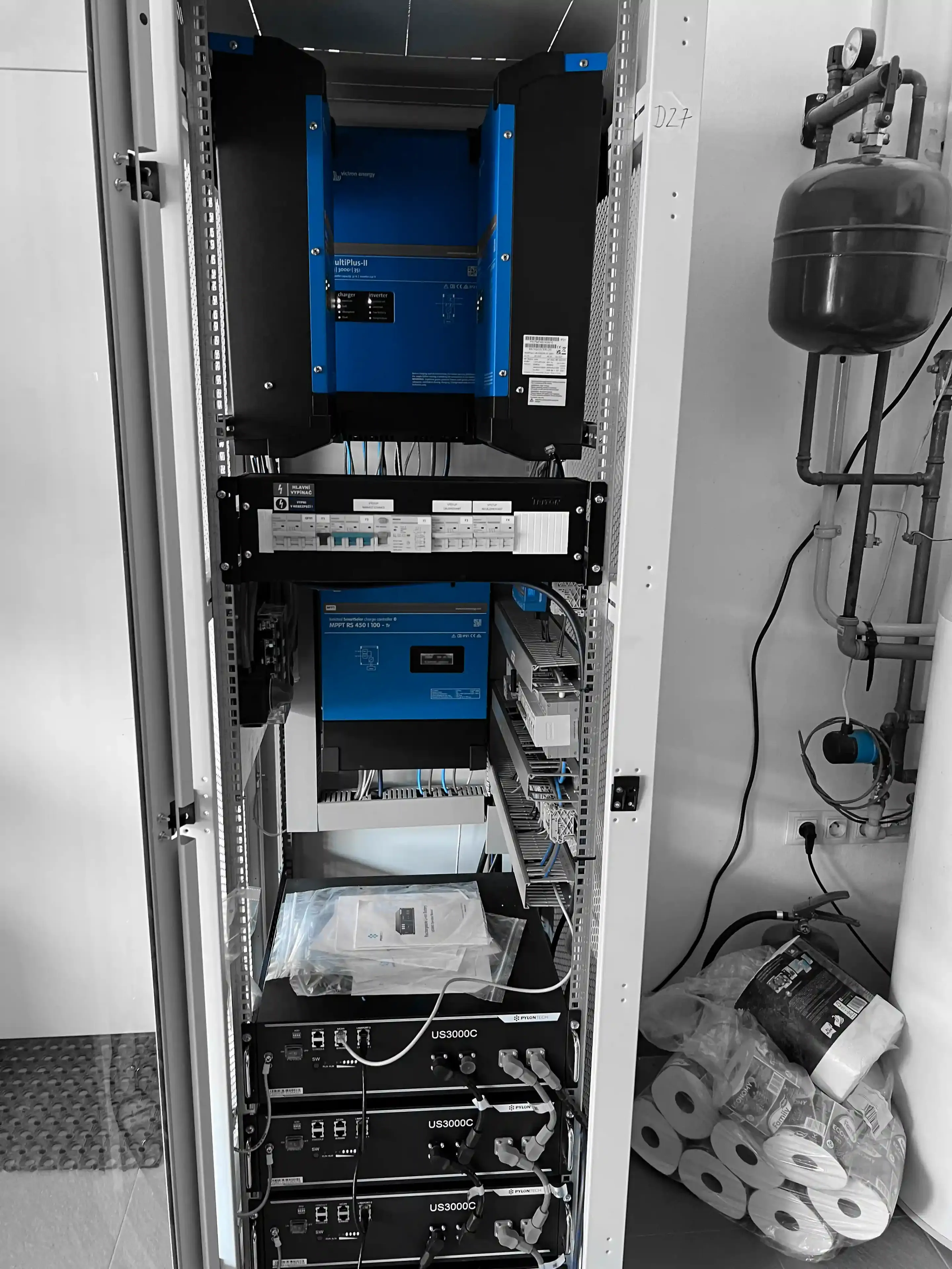 Fotovoltaika Victron Praha – výkon 7,36 kWp, baterie 14,2 kWh