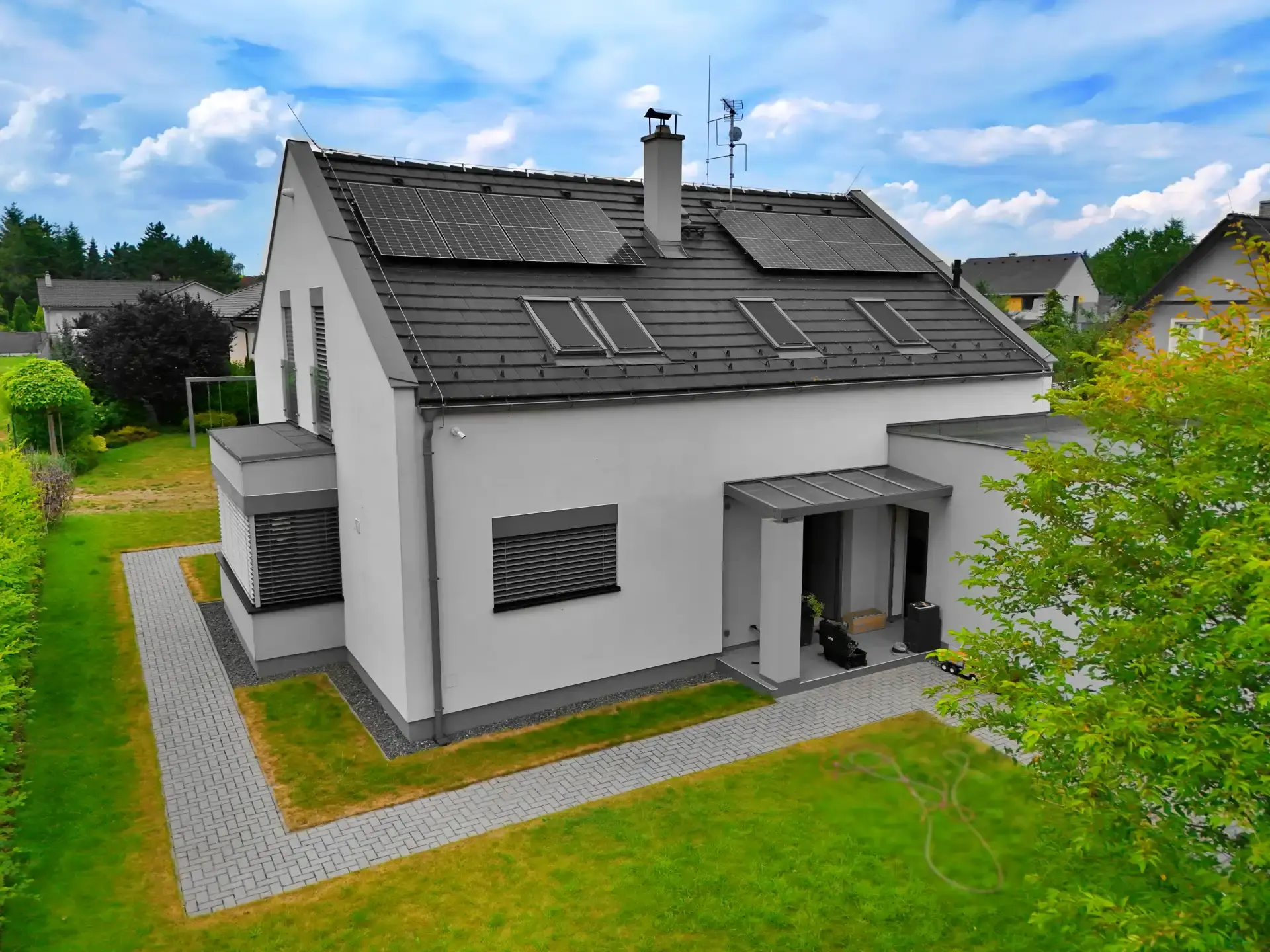 Doksy u Kladna – výkon 8,28 kWp, baterie 14,2 kWh