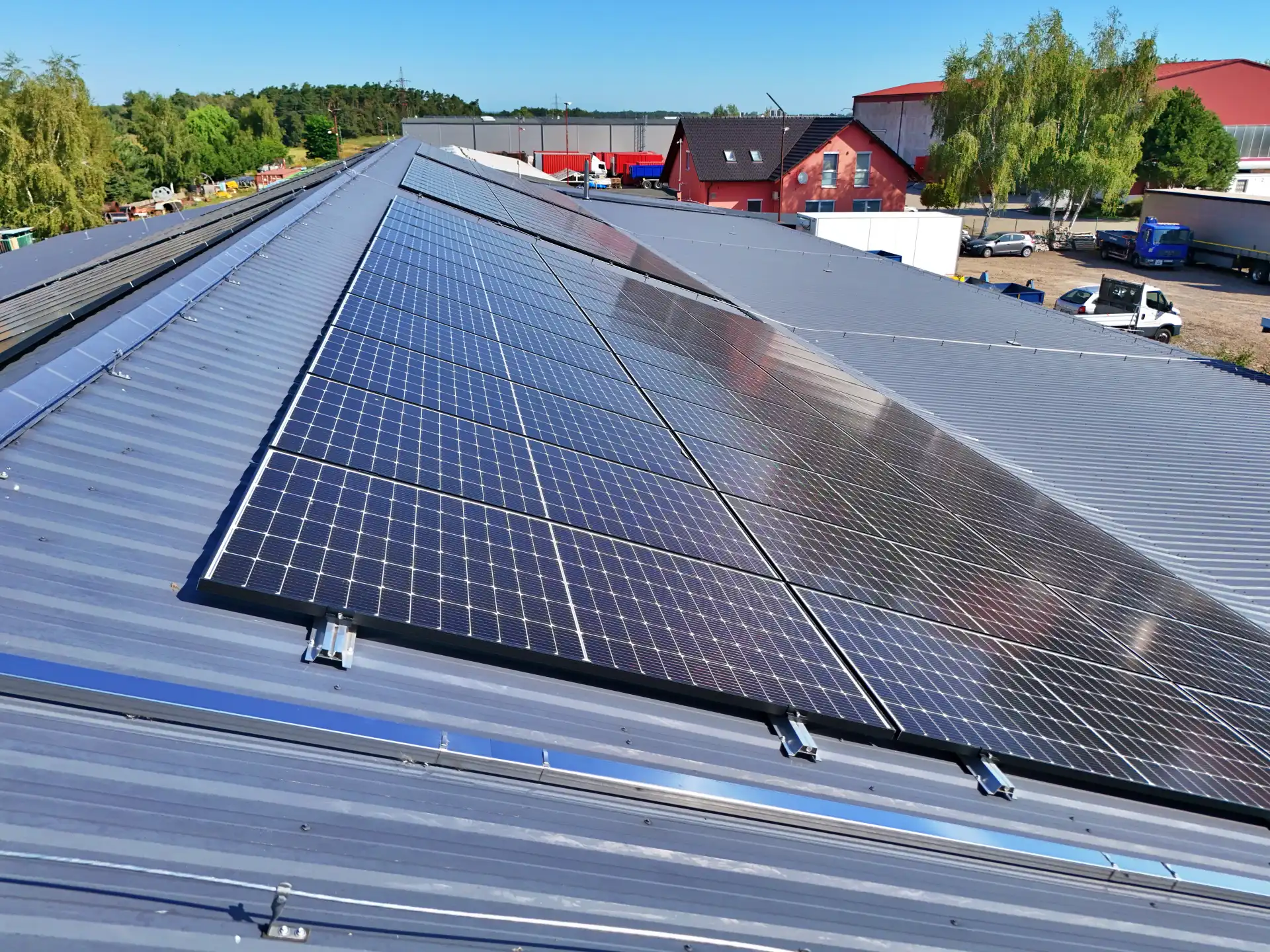 Firemní fotovoltaika Pardubice – 99,36 kWp